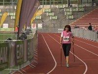 Nordic-Walking beim Kassel Marathon 2017 Stadionschlussrunde Barbara Kugland  Quelle: Livestream, Screenshots von Hannes