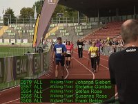 Nordic-Walking beim Kassel Marathon 2017 Stadionschlussrunde Willi Alefs  Quelle: Livestream, Screenshots von Hannes